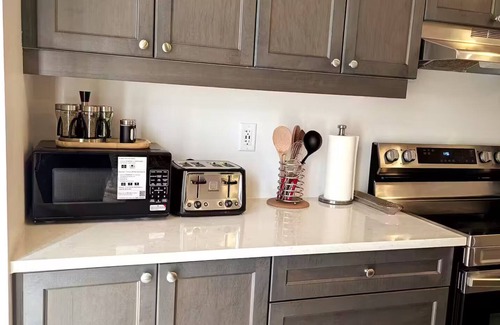 Pickering Casa | Spacious 4BR Family Home w/King Suite, Parking & Full Kitchen