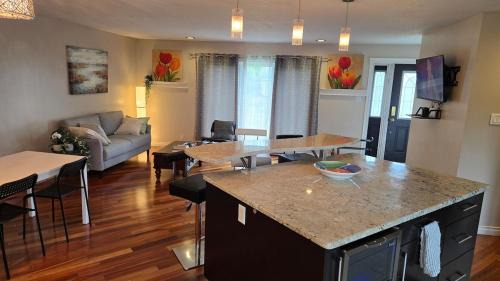 Thompson Casa | Spacious 4BR Family Home - Wine Fridge, Patio, Parking