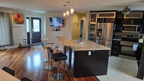 Thompson Casa | Spacious 4BR Family Home - Wine Fridge, Patio, Parking