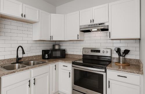 Detroit Casa | Spacious 4BR Family Home in Detroit WiFi Parking
