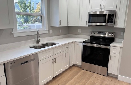 Sandy Casa | Spacious 4BR Family Home – Ski & City Access
