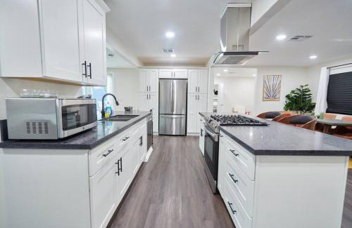 Del Aire Apartamento | Spacious 4BR Gem with Private Hot Tub