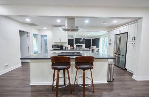 Del Aire Apartamento | Spacious 4BR Gem with Private Hot Tub