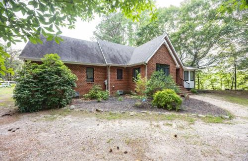 Stevensville Casa | Spacious 4BR Getaway w Games Pier Firepit