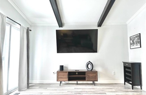 Sterling Heights Casa | Spacious 4BR Home in Sterling Heights – 2 Family Rooms, Bar & Perfect for Groups
