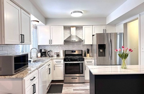 Sterling Heights Casa | Spacious 4BR Home in Sterling Heights – 2 Family Rooms, Bar & Perfect for Groups