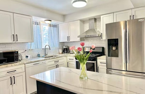 Sterling Heights Casa | Spacious 4BR Home in Sterling Heights – 2 Family Rooms, Bar & Perfect for Groups