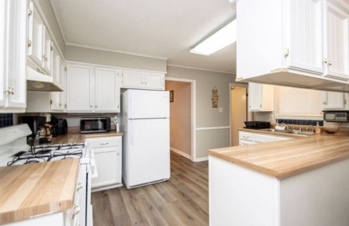 Ferndale Casa | Spacious 4BR Home: Pet Friendly 20 min to Downtown