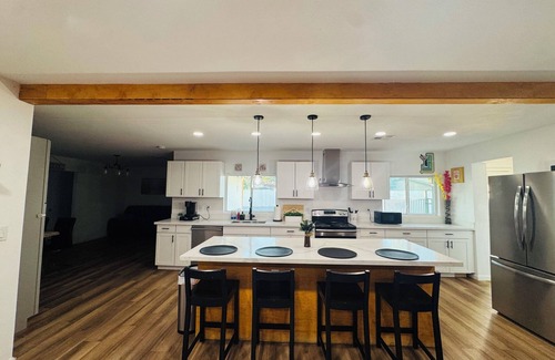 Alhambra Casa | Spacious 4BR Home w/Pool, BBQ & Putting Green – Near I-17