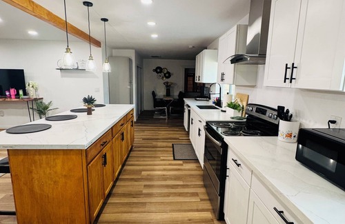 Alhambra Casa | Spacious 4BR Home w/Pool, BBQ & Putting Green – Near I-17