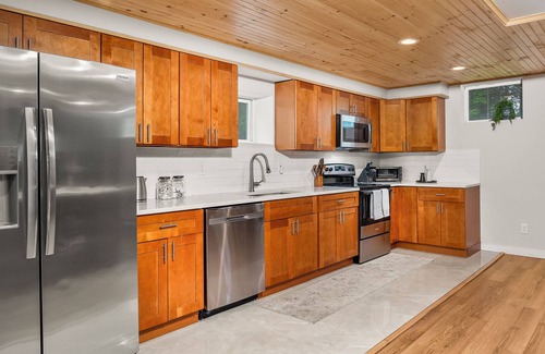 East Durham Casa | Spacious 4BR - Hot Tub - Tennis Court - Pond