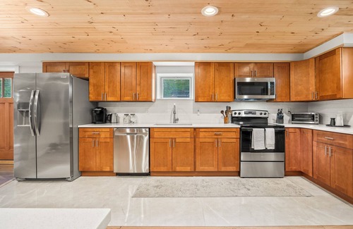 East Durham Casa | Spacious 4BR - Hot Tub - Tennis Court - Pond