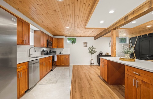 East Durham Casa | Spacious 4BR - Hot Tub - Tennis Court - Pond