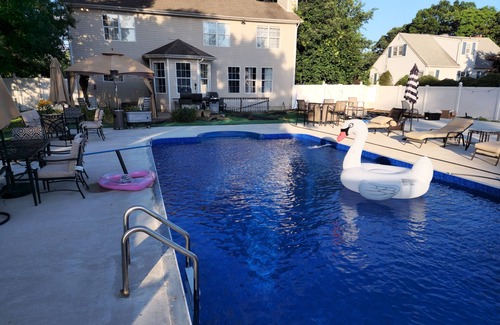 Ronkonkoma Casa | Spacious 4BR house Ronkonkoma, NY. Central AC, WiFi...heated pool, many extras