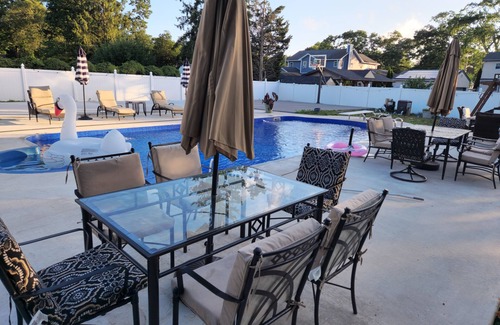 Ronkonkoma Casa | Spacious 4BR house Ronkonkoma, NY. Central AC, WiFi...heated pool, many extras