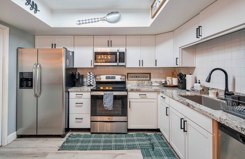 Glendale Casa | Spacious 4BR house with Pool Table, Games, AC, Fast WiFi, Workspace, in Glendale