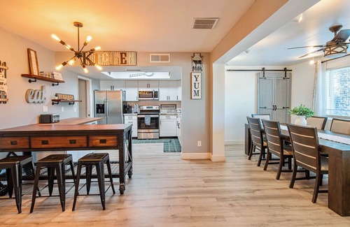 Glendale Casa | Spacious 4BR house with Pool Table, Games, AC, Fast WiFi, Workspace, in Glendale