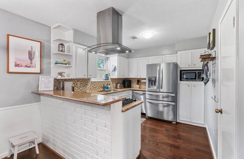 Garden Oaks Casa | Spacious 4BR Houston Retreat w/Hot Tub!