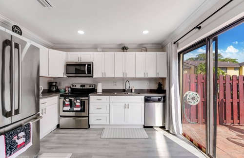 Ives Estates Casa | Spacious 4BR Miami Townhome | Communal Pool