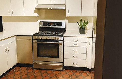 Dayton Casa | Spacious 4BR Mid-Century Modern Retreat in Dayton with Hot Tub