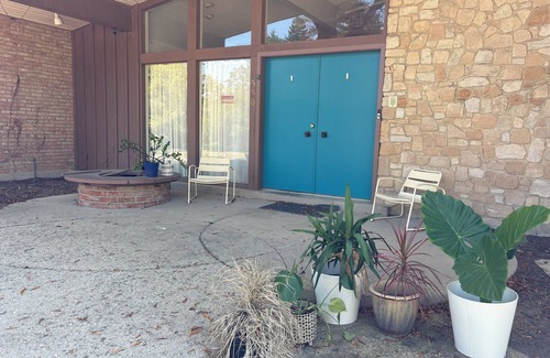 Dayton Casa | Spacious 4BR Mid-Century Modern Retreat in Dayton with Hot Tub