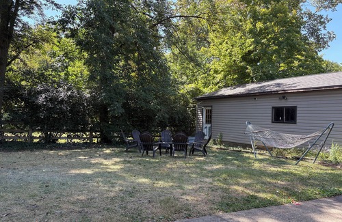 Dayton Casa | Spacious 4BR Mid-Century Modern Retreat in Dayton with Hot Tub