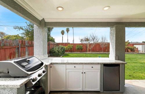 North Clairemont Casa | Spacious 4BR Outdoor Kitchen Hot Tub & Fun