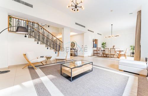 Dubai Villa | Spacious 4BR Plus Maids Villa, Near Avenue Mall, Cycle Park & Sports Complex - 15 Mins to Downtown Dubai, Nad Al Shiba Third by Deluxe Holiday Homes