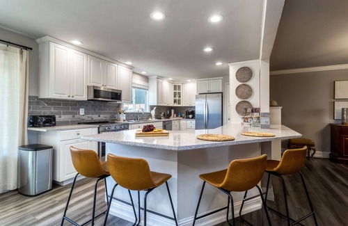 College Place Casa | Spacious 4BR Retreat w/ Hot Tub, Outdoor Games & EV Charger – 10 Min Walla Walla