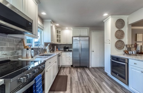 College Place Casa | Spacious 4BR Retreat w/ Hot Tub, Outdoor Games & EV Charger – 10 Min Walla Walla