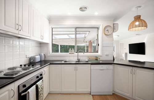 Tatton Casa | Spacious 4BR Retreat in Ideal Suburb of Tatton - Pet Friendly