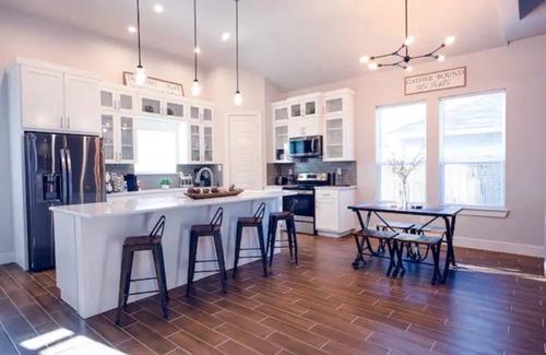 Cedar Crest Casa | Spacious 4BR Retreat Near Downtown, Bishop Arts & Dallas Zoo