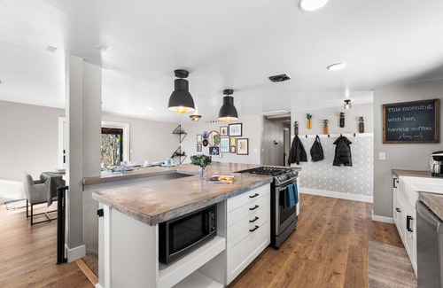 Littleton Apartamento | Spacious 4BR Retreat w/ Hot Tub, Game Room & Chef’s Kitchen
