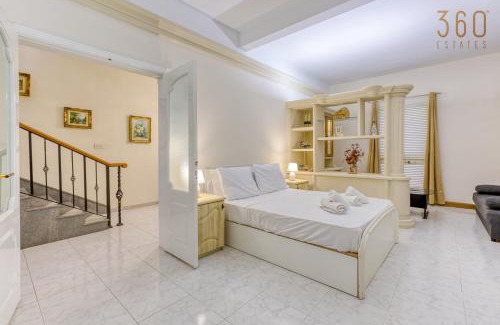 San Tumas Casa | Spacious 4BR Terraced House with Rooftop Access by 360 Estates