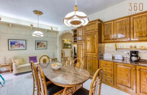 San Tumas Casa | Spacious 4BR Terraced House with Rooftop Access by 360 Estates