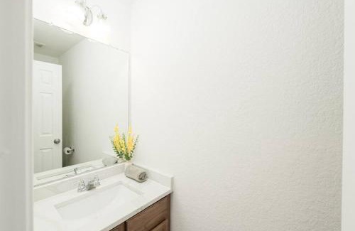 Southside Apartamento | Spacious 4BR w Game Room - 15 min to Seaworld