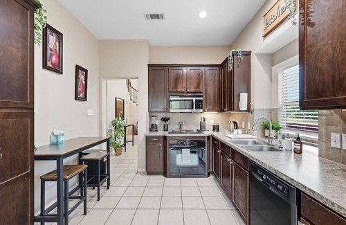 Dallas Casa | Spacious 5-BD/3-BA Forest View Getaway (Sleeps 13)