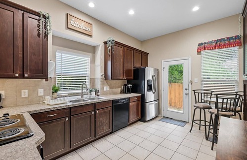 Dallas Casa | Spacious 5-BD/3-BA Forest View Getaway (Sleeps 13)