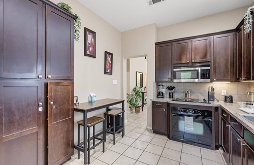 Dallas Casa | Spacious 5-BD/3-BA Forest View Getaway (Sleeps 13)