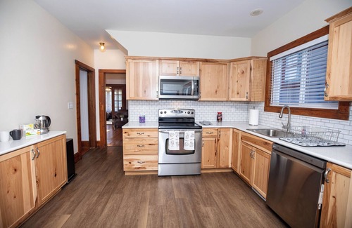 Cedar Rapids Casa | Spacious 5 BDR, 2.5 BATH - Updated & Prime! Lots of Parking! Sleeps up to 16!