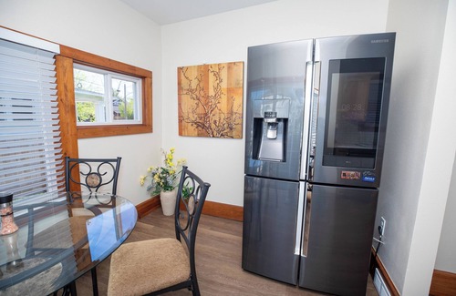 Cedar Rapids Casa | Spacious 5 BDR, 2.5 BATH - Updated & Prime! Lots of Parking! Sleeps up to 16!