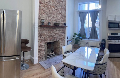 Downtown Baltimore Casa | Spacious 5-bdrm house w/ WiFi, AC, and Laundry in charming MT. Vernon Baltimore