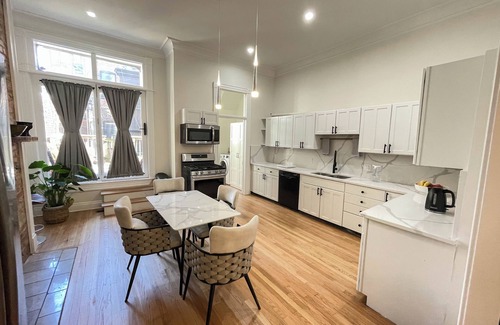 Downtown Baltimore Casa | Spacious 5-bdrm house w/ WiFi, AC, and Laundry in charming MT. Vernon Baltimore