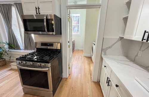 Downtown Baltimore Casa | Spacious 5-bdrm house w/ WiFi, AC, and Laundry in charming MT. Vernon Baltimore