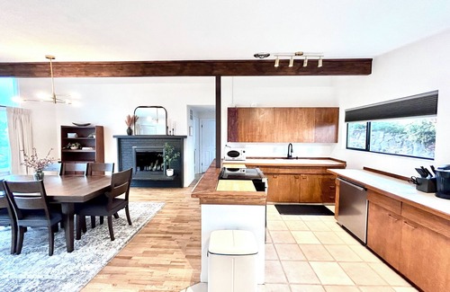East Wenatchee Casa | Spacious 5-bdrm home in Wenatchee, Mountain View, hot tub, fire pit, arcade room