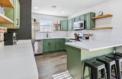 West Riverside Casa | Spacious 5 Bed / 3 Bath Near St. Charles!