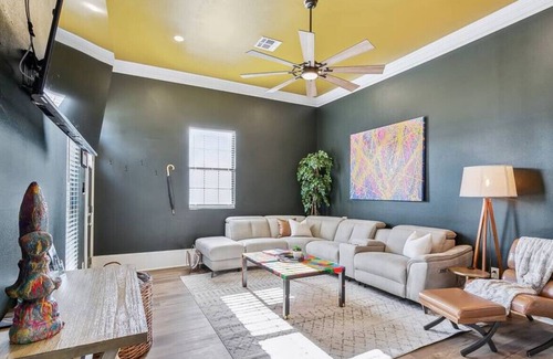 West Riverside Casa | Spacious 5 Bed / 3 Bath Near St. Charles!