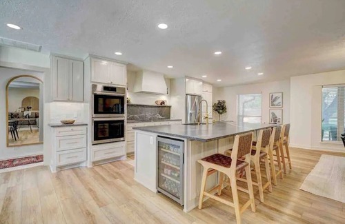 Norman Casa | Spacious 5-Bed by OU Campus – Modern, Fully Renovated, Game Day Ready!