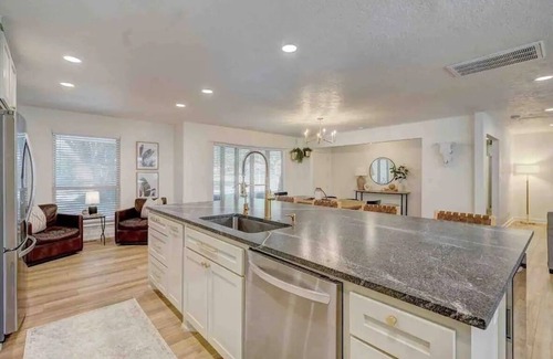 Norman Casa | Spacious 5-Bed by OU Campus – Modern, Fully Renovated, Game Day Ready!