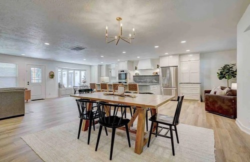 Norman Casa | Spacious 5-Bed by OU Campus – Modern, Fully Renovated, Game Day Ready!